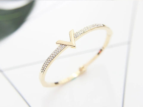 Exquisite Letter V Word Lady Inlaid Zircon Crystal Gold Color Bangle Bracelet Trendy Fashion Luxury Jewelry