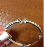 Exquisite Letter V Word Lady Inlaid Zircon Crystal Gold Color Bangle Bracelet Trendy Fashion Luxury Jewelry